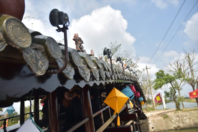 Cầu được lợp ngói âm ống men Thanh Lưu Ly (loại chỉ dùng trong các công trình của vua chúa).