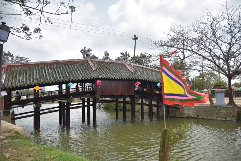 Trong quá trình thi công, các đơn vị liên quan tiến hành hạ giải toàn phần công trình, gia công các cấu kiện sắt, đổ bê tông cốt thép phần móng, mố trụ cầu. 