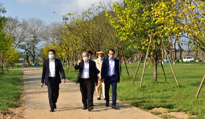 Lãnh đạo tỉnh thăm, kiểm tra công trình tuyến đường Hoàng mai vào những ngày đầu năm mới.