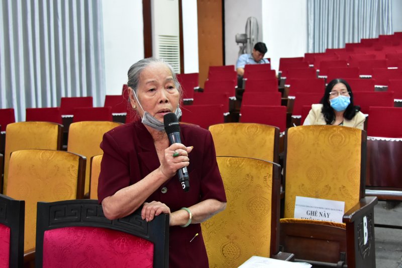 Người dân nêu, trao đổi, kiến nghị tại buổi đối thoại.