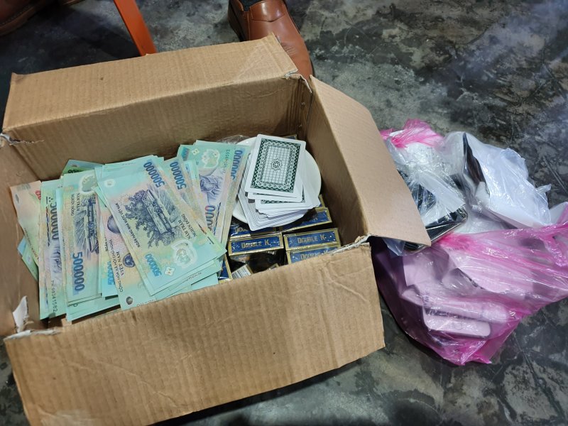 Đánh bạc ăn tiền trong quán cà phê.