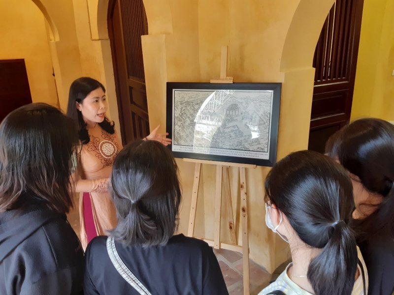 Nhiều bạn sinh viên chăm chú lắng nghe giới thiệu về các tư liệu ở Tàng Thơ Lâu.