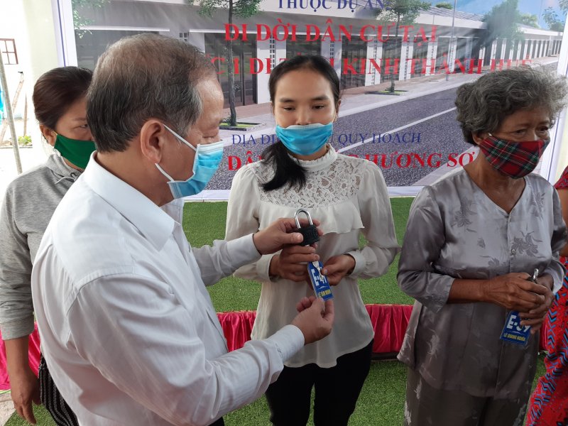 Những ngôi nhà mới được xây dựng theo phương thức 'chìa khóa trao tay' cho các hộ nghèo Thượng thành. Ảnh: Tuấn Hiệp.