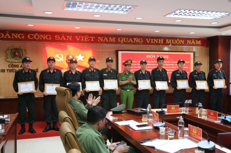 Bộ Công an đã tặng Bằng khen cho 2 tập thể và 2 cá nhân; Giám đốc Công an tỉnh đã trao Giấy khen cho 6 tập thể và 19 cá nhân có thành tích xuất sắc trong đợt cao điểm.