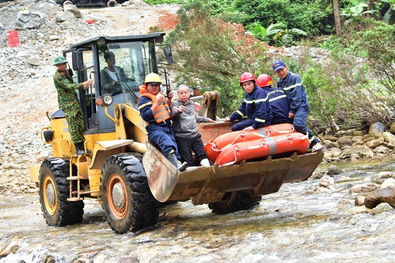 Ông Phan Ngọc Thọ có mặt tại hiện trường chỉ đạo công tác tìm kiếm.