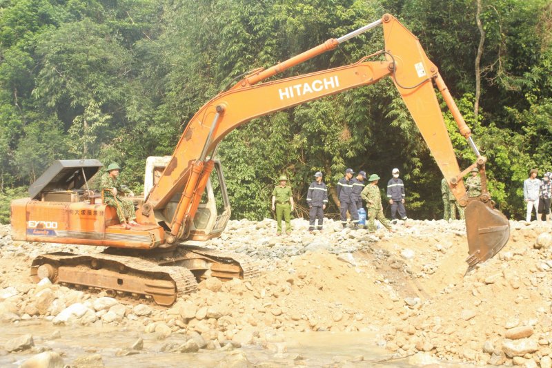 Qua ngày đầu tiên tìm kiếm, lực lượng tìm kiếm đã phát hiện được một số vật dụng cá nhân của các công nhân như quần áo, ví tiền, giấy tờ tùy thân. Do vậy, ngày thứ 2, công tác tìm kiếm được tiến hành một cách kỹ càng, tổ chức tìm kiếm theo hình thức cuốn chiếu. Trong quá trình tìm kiếm, nếu có phát hiện các vật dụng thì sẽ tiến hành tìm kiếm theo hình thức thủ công để bảo đảm an toàn.
