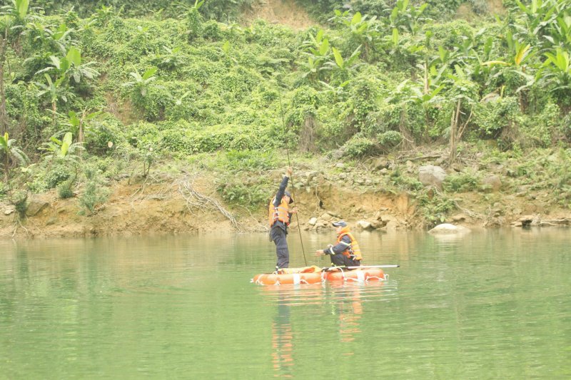 Bên cạnh đó, tiến hành đo đạc, xác định tầng phủ của đáy vực sâu (vị trí giữa lòng vực tầng phủ khoảng 1m). Đồng thời, chuẩn bị đầy đủ lực lượng, phương tiện, trang bị nắn dòng chảy tìm kiếm tại vực sâu cạnh bãi bồi.