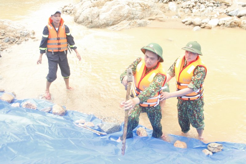 Đắp đê, ngăn dòng...