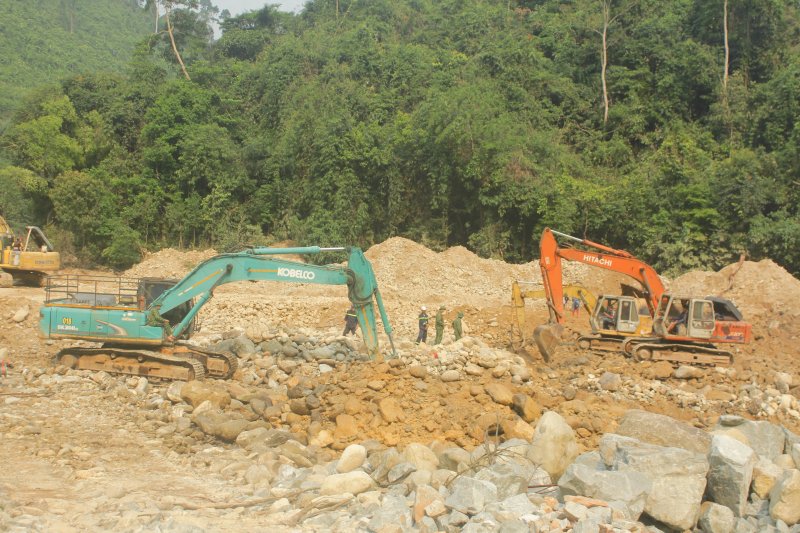 Tốp tìm kiếm các khu vực xung quanh bãi bồi.