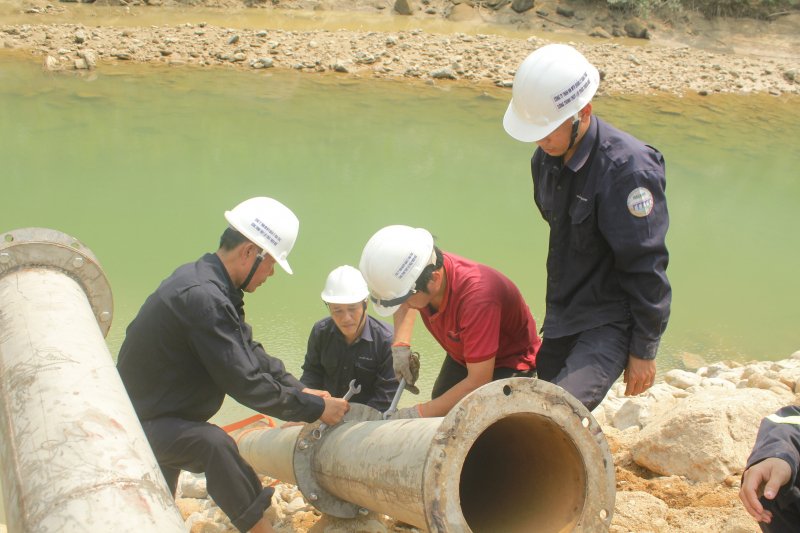 Lực lượng thủy lợi lắp máy bơm nước để hút nước trong lòng hồ.