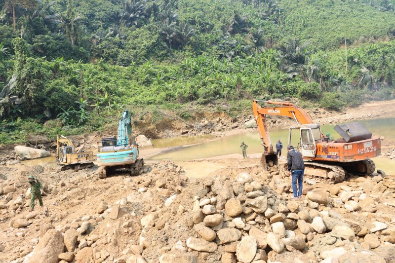 Tranh thủ từng ngày, từng giờ tìm kiếm 11 công nhân mất tích tại Rào Trăng 3.