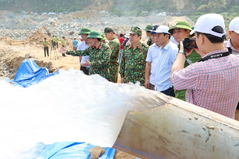 Ông Nguyễn Văn Phương, Phó Chủ tịch UBND tỉnh Thừa Thiên Huế kiểm tra, chỉ đạo các lực lượng tìm kiếm tại hiện trường.