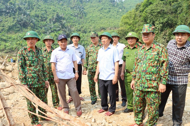 Ông Lê Trường Lưu, Bí thư Tỉnh ủy Thừa Thiên Huế kiểm tra, chỉ đạo các lực lượng tìm kiếm tại hiện trường.