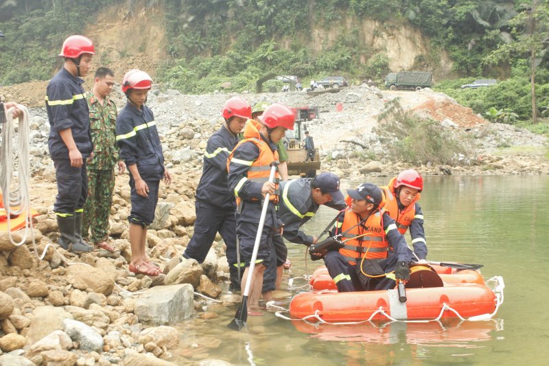 Nhiều lực lượng tham gia tìm kiếm.