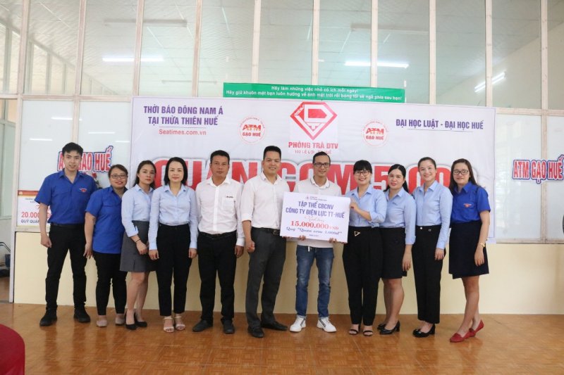 Trao tặng số tiền cho quán cơm 5.000.