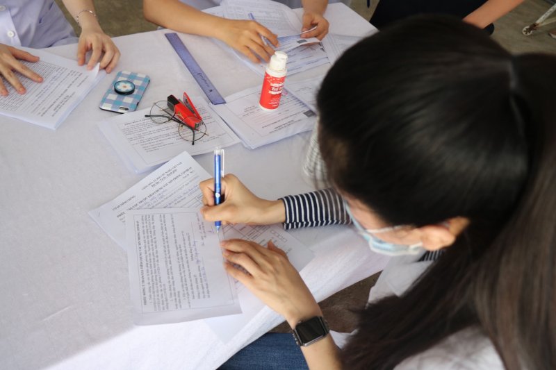 Ký vào phiếu đồng ý tiêm vắc xin Covid-19.