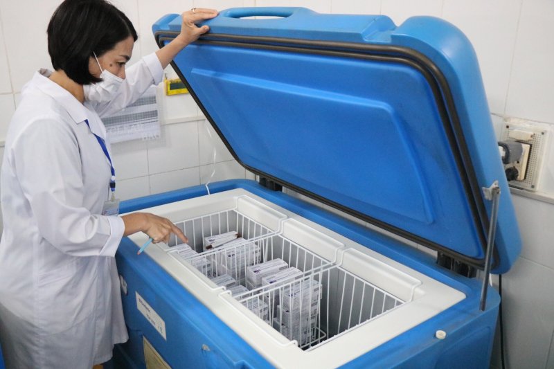 Vắc xin Covid-19 được bảo quản kỹ lưỡng trong kho lạnh với nhiệt độ thích hợp.