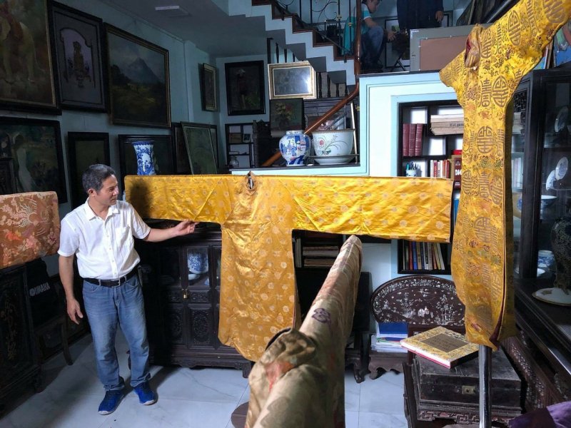 Với suy nghĩ bảo tàng bảo quản lâu dài tốt hơn, có cách quảng bá tốt hơn cho công chúng thưởng ngoạn, anh Hoàng chuyển nhượng cho Bảo tàng TP. Hồ Chí Minh 41 chiếc, tặng thêm 9 chiếc. Đó là áo vua, áo quan đại triều nhất phẩm, nhị phẩm…