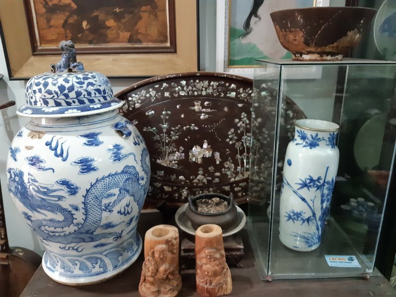 Hồi ấy, khó được vào nghề, do không có điều kiện hỏi người khác cũng như không có nơi làm chỗ dựa tìm hiểu. Tuy nhiên, máu mê cái xưa cũ sôi sục trong lồng ngực chàng trai trẻ. Lần mò, nghiên cứu, nhất là may mắn gặp được những người sưu tầm, mua bán cổ vật ở Huế, anh Hoàng học hỏi, tạo nấc thang ban đầu. Từ hỏi người khác cái này, anh Hoàng luận ra cái kia.