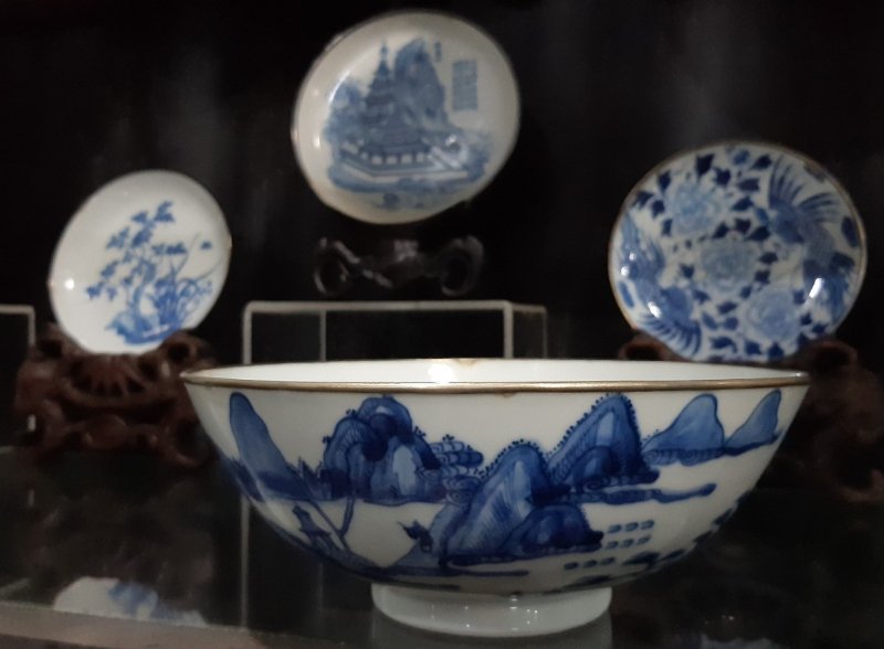 Chiếc tô Ải Lĩnh Xuân Vân của chúa Nguyễn Phúc Chu có cảnh đèo Hải Vân và có thơ của chúa vịnh lên. Chiếc tô được anh Hoàng mua và giữ lại như vật kỉ niệm. Với Hoàng, trong đồ sứ ký kiểu, những món đồ đó vô giá, bởi nó là đồ của chúa và có giá trị văn hóa lịch sử, tiền nhân đã gửi gắm những tâm tư qua hiện vật đó.