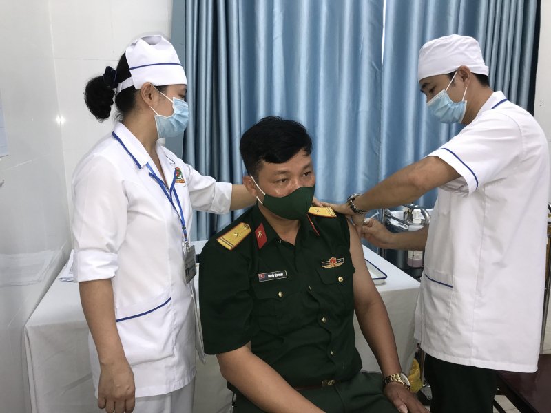 Ngay sau khi tiêm, sẽ được theo dõi sức khỏe trong vòng 48h tại đơn vị.
