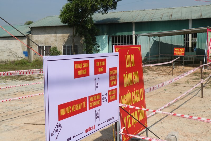 Thực hiện khoảng cách tối thiểu 2m giữa người với người tại các địa điểm công cộng.
