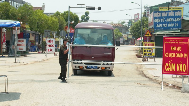 Một số người và phương tiện công vụ như đưa người đi cách ly, phun thuốc khử khuẩn… mới được vào khu vực phong tỏa.