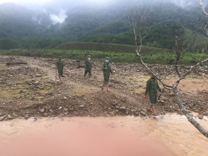 Ở chốn biên giới của tỉnh Thừa Thiên Huế, những cán bộ chiến sĩ đang ngày đêm canh giữ, tuần tra phòng chống dịch.