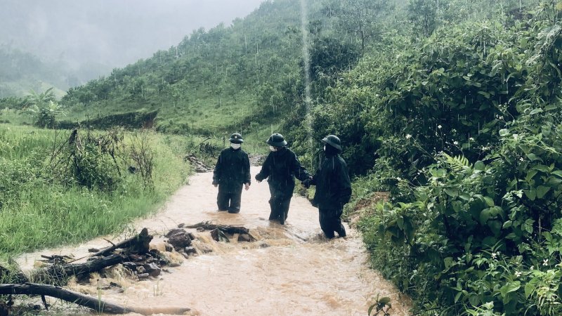 Cả tuần nay, A Lưới chiều nào cũng mưa lốc rất to, các con suối ngập nước, lều bạt tốc mái...