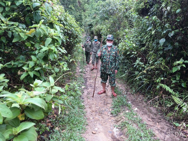 “Thế nhưng, anh em trên chốt vẫn bám trụ tuần tra bảo đảm an toàn chống dịch”, Thượng tá Ngô Nam Cường, Chỉ huy trưởng Bộ Chỉ huy Quân sự tỉnh Thừa Thiên Huế, chia sẻ.