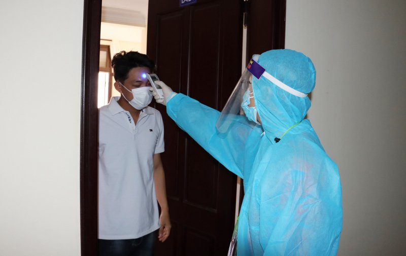 Đo thân nhiệt cho các công dân.