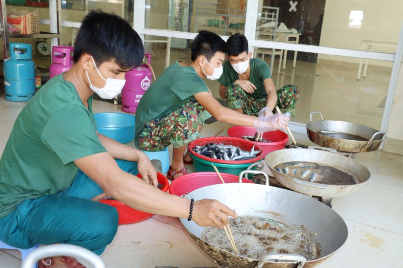 Tổ chức nấu ngày 3 bữa ăn (sáng, trưa, tối) đều đầy đủ rau xanh, canh, thịt, cá.