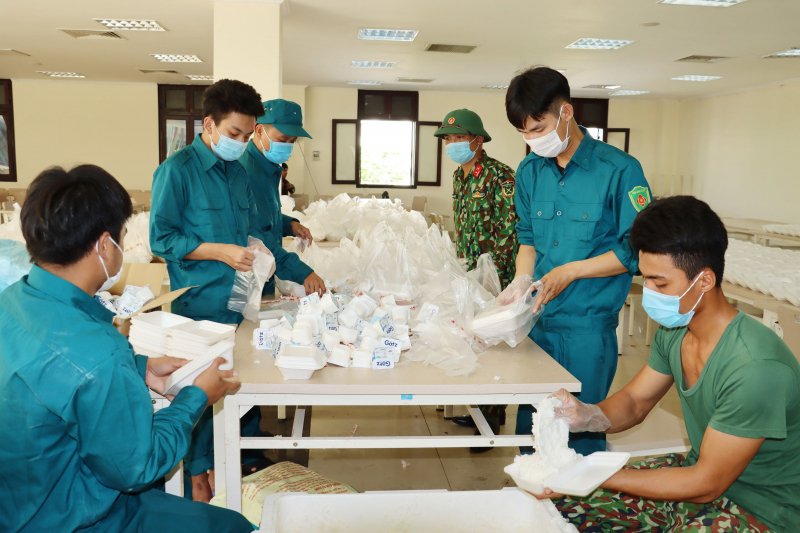 Cán bộ, chiến sĩ Bộ Chỉ huy Quân sự tỉnh và lực lượng dân quân xã Phú Đa, huyện Phú Vang chia khẩu phần cho các công dân.