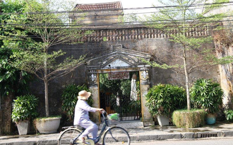 Sau thời gian đóng cửa, tỉnh này quyết định cho phép nhà hàng, quán cà phê ở TP Hội An được hoạt động trở lại.