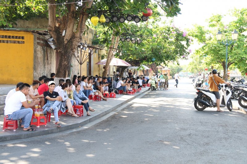 Theo ghi nhận vào ngày 26/5, trong ngày đầu quán xá được phép hoạt động trở lại và phục vụ khách tại chỗ, một số quán cà phê cóc ở khu vực vòng cung Chùa Cầu đã bày biện bàn ghế từ sớm và có lượng lớn thực khách đến đây.
