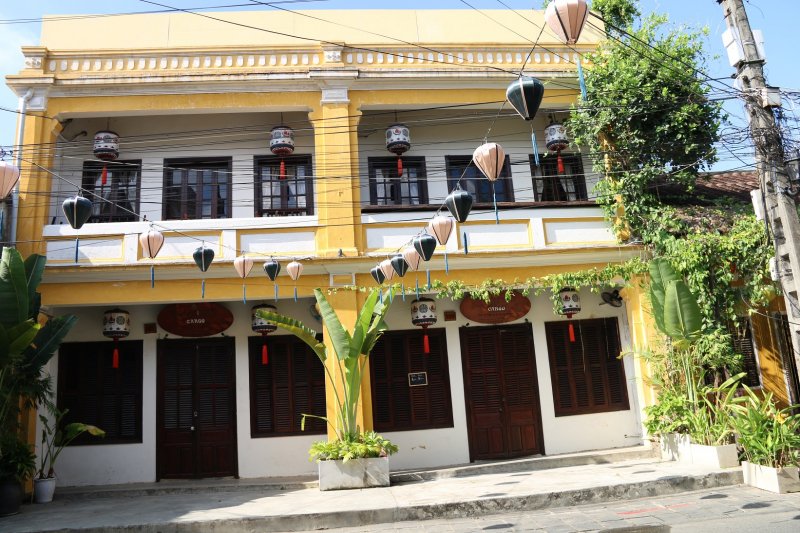 Quán xá vẫn chưa sẵn sàng mở cửa để đón khách.