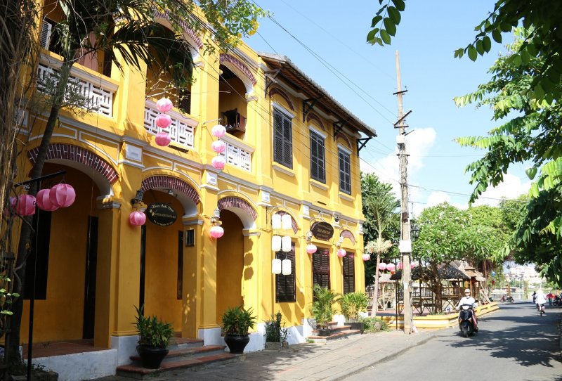 Nằm cuối đường Nguyễn Thái Học - vị trí được xem là đắc địa, nhưng nhà hàng này cũng đóng cửa tạm ngưng hoạt động kể từ thời điểm đợt dịch Covid-19 thứ 4 bùng phát.