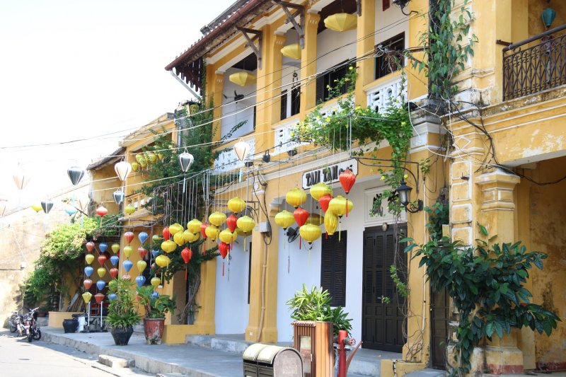 Dãy nhà hàng cách đó vài bước chân cũng đóng cửa im lìm dù lệnh cấm phục vụ khách tại chỗ đã được dỡ bỏ.