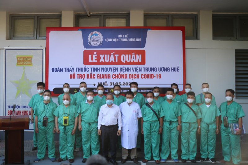 Đoàn gồm có 18 cán bộ, nhân viên là những chuyên gia thuộc các lĩnh vực hồi sức tích cực, hồi sức tim mạch, chống độc... do Tiến sĩ, bác sĩ Nguyễn Thanh Xuân, Phó Giám đốc Bệnh viện Trung ương Huế, làm trưởng đoàn.