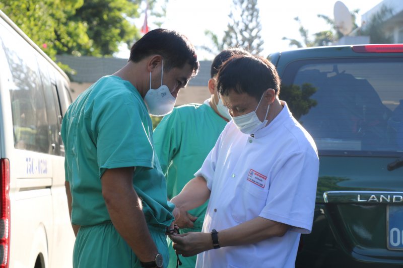GS. Phạm Như Hiệp - Giám đốc Bệnh viện Trung ương Huế - tiễn đoàn thầy thuốc lên đường ra Bắc Giang hỗ trợ chống dịch.