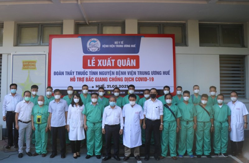 Lãnh đạo tỉnh, lãnh đạo bệnh viện chụp hình lưu niệm tại lễ xuất quân.
