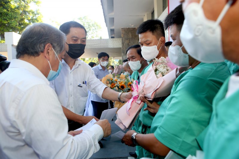 Lãnh đạo tỉnh Thừa Thiên Huế tiễn, động viên đoàn thầy thuốc.