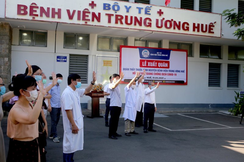 Phút giây tiễn đưa đoàn thầy thuốc lên đường ra Bắc Giang.