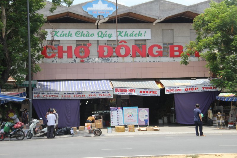 Dịch bệnh, nắng nóng khiến cuộc sống của nhiều người dân thêm phần đảo lộn.