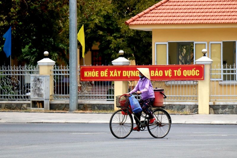 Trước tình trạng nắng nóng gay gắt, Văn phòng BCH Phòng, chống thiên tai và TKCN tỉnh Thừa Thiên Huế cảnh báo, nắng nóng với nền nhiệt độ cao, độ ẩm không khí thấp sẽ rất nguy hiểm cho sức khỏe của con người, đặc biệt là người già, trẻ em và những người có thể trạng yếu.