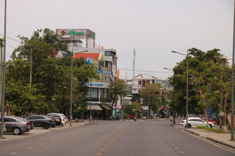 Các con đường ở Huế vốn dịch thưa thớt do ảnh hưởng của dịch bệnh, nay nắng nóng càng khiến ít người ra đường hơn.