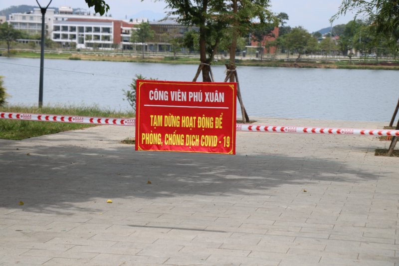 Công viên tạm dừng hoạt động để phòng chống dịch Covid-19 nên không còn cảnh người dân đổ về tránh nắng, hóng mát như mọi năm.