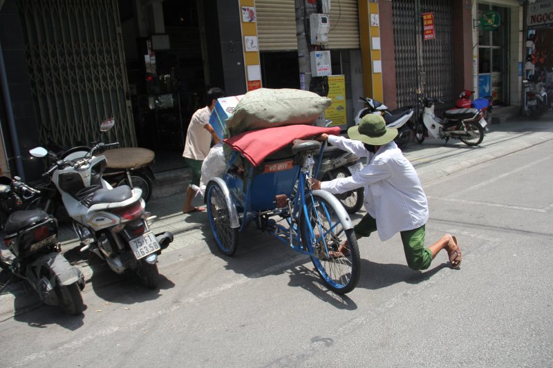 Mưu sinh ngày nắng nóng.