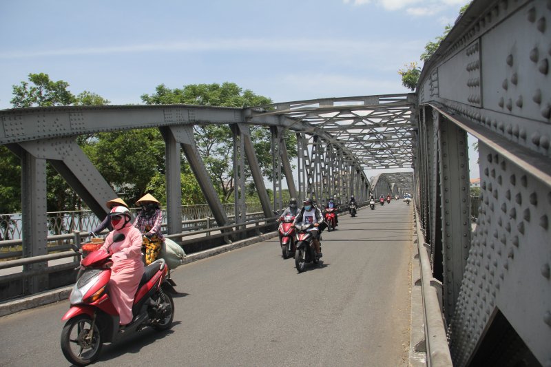 Ghi nhận của chúng tôi trong những ngày trở lại đây, người dân ra đường bịt kín khắp người.