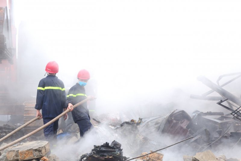 Người dân xung quanh nhanh chóng phát hiện vụ việc nên hô hoán, dập lửa và báo tin cơ quan chức năng.